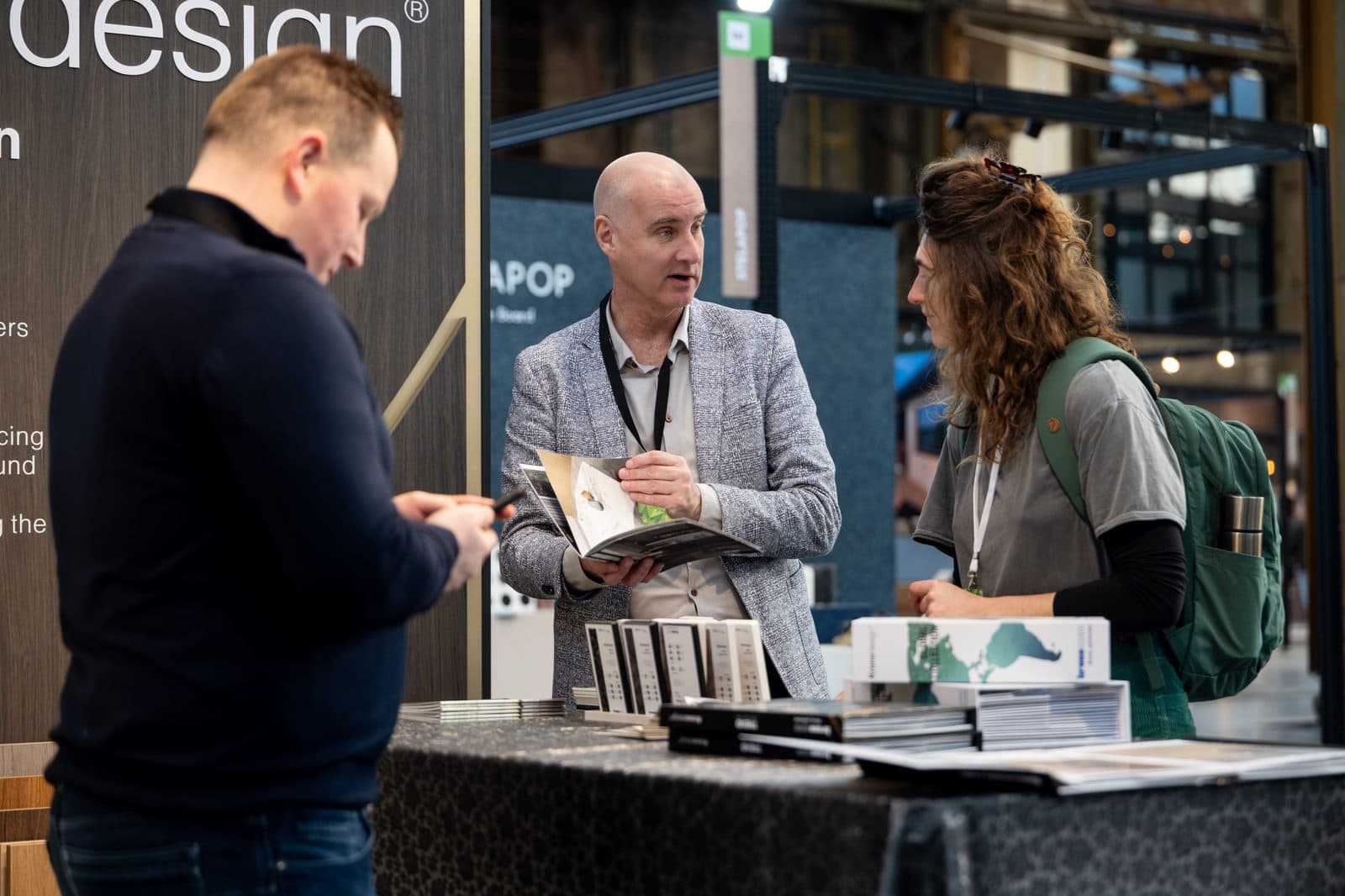 A manufacturer explains a material to two visitors at MaterialDistrict Utrecht.