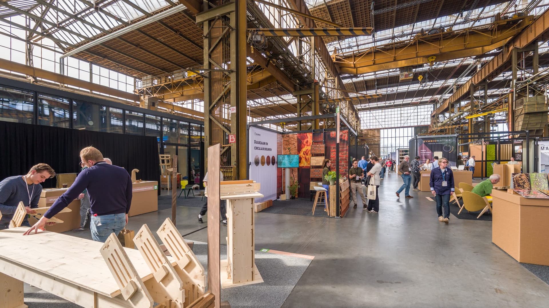 The exhibition floor of MaterialDistrict Utrecht in the Werkspoorkathedraal.