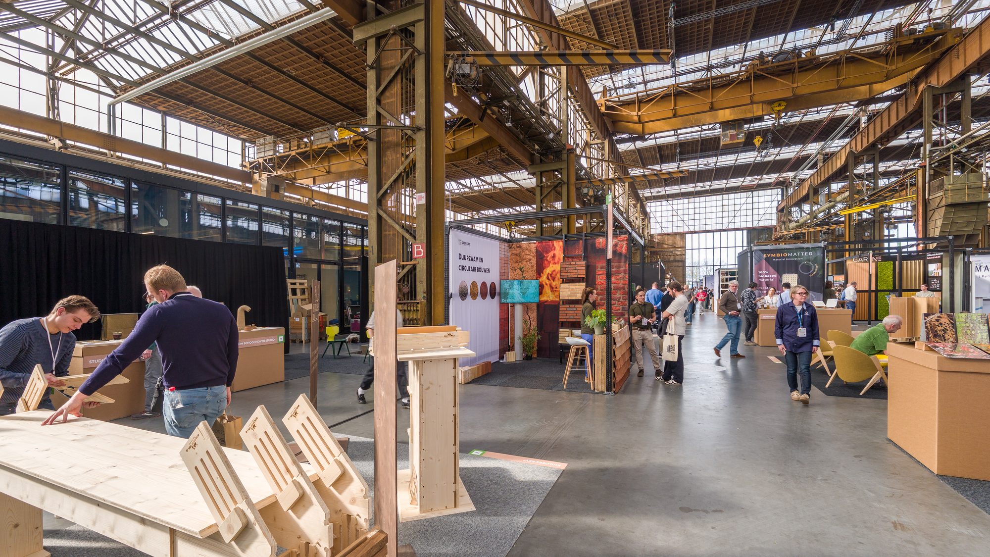 The exhibition floor of MaterialDistrict Utrecht in the Werkspoorkathedraal.