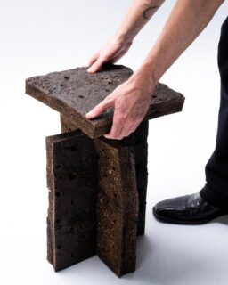 Designer @tobiasgerstgrasser has created a stool made entirely from coffee grounds and natural binders. The piece is part of his research project Coffee Grounds as a Basis for Bio-Based Furniture, which explores how coffee waste can become a sustainable material for design.
Read more at MaterialDistrict.com
#MaterialInspiration #Materials #BioBasedMaterials #SustainableFurniture #CircularDesign #CoffeeWaste #MaterialInnovation #EcoDesign #BioComposite #InteriorDesign