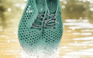 Barefoot shoes made from algae-based foam