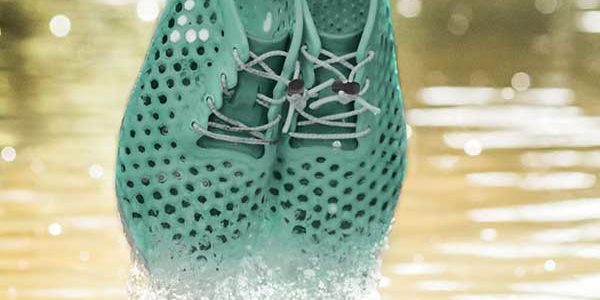 Barefoot shoes made from algae-based foam