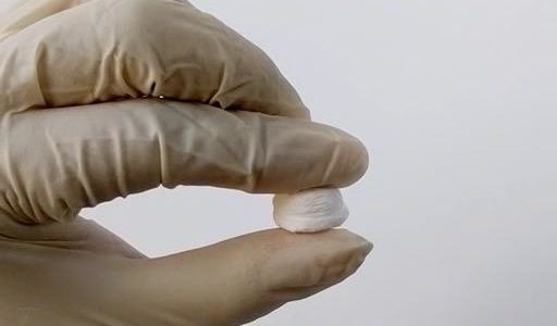 Ultra-light sponge material made from ceramic nanofibres