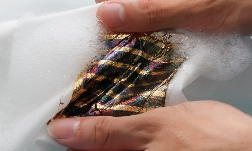 Stretchable solar cell can even be washed