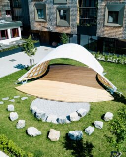 A new timber construction method is expanding design possibilities for lightweight, curved structures. Austrian start-up @beyondbending, a spin-off from @tu_wien, developed the patented FLEXGrid system. It allows flat, two-dimensional wooden grids to transform into complex three-dimensional forms—without formwork or scaffolding.

Read more at MaterialDistrict.com

#Material Inspiration #Materials #TimberArchitecture #ParametricDesign #MaterialInnovation #SustainableDesign #CircularDesign #WoodConstruction #LightweightStructures #ComputationalDesign #BiobasedMaterials #ArchitectureInnovation #DesignEngineering #ModularDesign #PopUpArchitecture #FutureOfBuilding