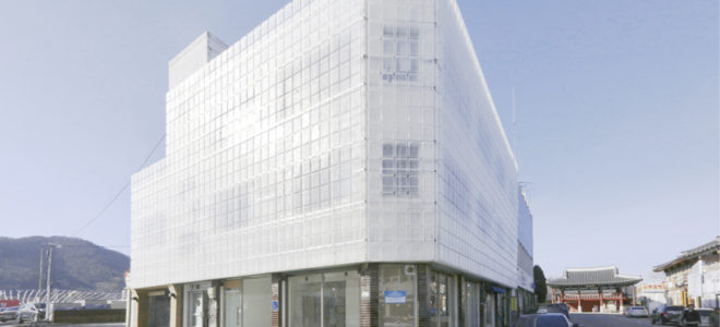 A flexible façade consisting of 1,500 plastic baskets