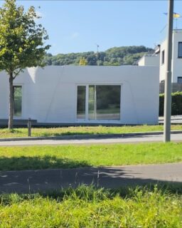 In Niederanven, Luxembourg, ODA Architects built the country’s first 3D printed residential project. The 47 m² Tiny House acts as a prototype for fast, low-emission and circular construction. Its approach offers useful insights for architects, interior designers, landscape designers and product designers who work with sustainable materials and modular building systems.

Read more at MaterialDistrict.com

#MaterialInspiration #Materials #3DPrintedArchitecture #TinyHouseDesign #SustainableConstruction #ModularBuilding #CircularDesign #MaterialInnovation #EcoMaterials #BiobasedInsulation #SolarPoweredLiving #DigitalFabrication