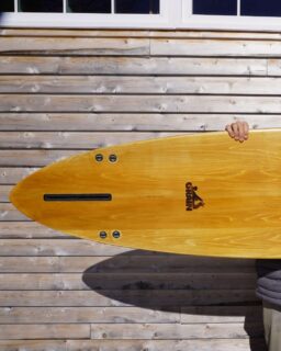 .@GrainSurfboards, based in Maine (US), has introduced Bio•Logic—a new construction method that removes foam, fibreglass and almost all resin from surfboard production. The company builds on more than 20 years of experience in wooden surfboards. With Bio•Logic, it takes a step towards low-impact material systems in performance products.

Read more at MaterialDistrict.com

#MaterialInspiration #Materials #BiobasedMaterials #SurfboardDesign #SustainableDesign #MaterialInnovation #CircularDesign #FlaxFibre #WoodDesign #EcoDesign