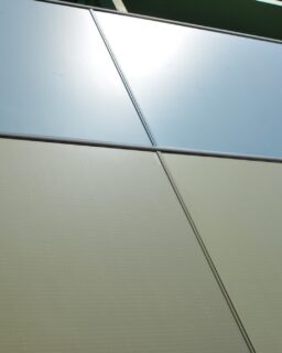 Coloured solar panels that function both as energy-generating systems and architectural elements for building façades. Coloured Solar panels by Soluxa / More at MaterialDistrict.com
#MaterialoftheDay #Materials #Roofs #Facades #Architecture #SolarPanels #EnergyTransition