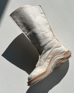 A prototype shoe made entirely from pure mycelium will debut at Milan Design Week, marking a major step in bio-based material innovation. The project brings together @vubrussel researcher and designer Lars Dittrich and master shoemaker Marie De Ryck from @lamonnaie.demunt . It shows how living materials can move beyond experimentation and into functional design.

Read more at MaterialDistrict.com

#MaterialInspiration #Materials #Mycelium #BioMaterials #SustainableDesign #CircularDesign #MaterialInnovation #MilanDesignWeek #Biobased #FutureMaterials #DesignInnovation #EcoDesign