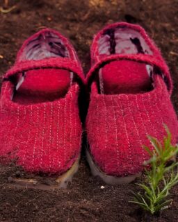 Most footwear combines several materials that are difficult to separate and recycle. TULIP, a concept by industrial designer Zoe Mocklar, explores a different material strategy. The shoe combines renewable, reclaimed and biodegradable materials and aims to decompose at the end of its life.
The concept targets women in professional environments. It combines a classic silhouette with material choices that focus on durability and end-of-life considerations.
Read more at MaterialDistrict.com
#MaterialInspiration #Materials #DecomposableFootwear #CircularDesign #SustainableFootwear #RecycledWool #TulipPoplar #WoodDesign #BiobasedMaterials #MaterialInnovation #FootwearDesign #ProductDesign #CircularMaterials #SustainableMaterials
