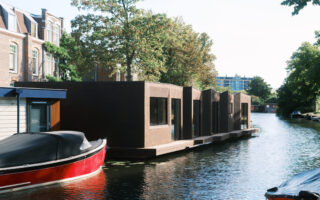 A CLT houseboat with a cork façade