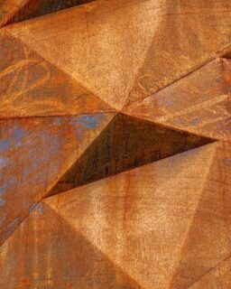 Researchers at the @uofmichigan have introduced a new method to create vibrant structural colour coatings from unprocessed natural minerals. Their approach reduces material costs and makes the technology far more accessible for designers and manufacturers. The study, published in Optics and Photonics Research, offers fresh possibilities for architects, product designers, automotive designers and packaging professionals who work with durable and sustainable surface finishes.

Read more at MaterialDistrict.com

#MaterialInspiration #Materials #Minerals #Metal #StructuralColour #MaterialInnovation #SustainableDesign #MineralMaterials #ColourTechnology  #SurfaceDesign #MaterialScience #DesignInspiration