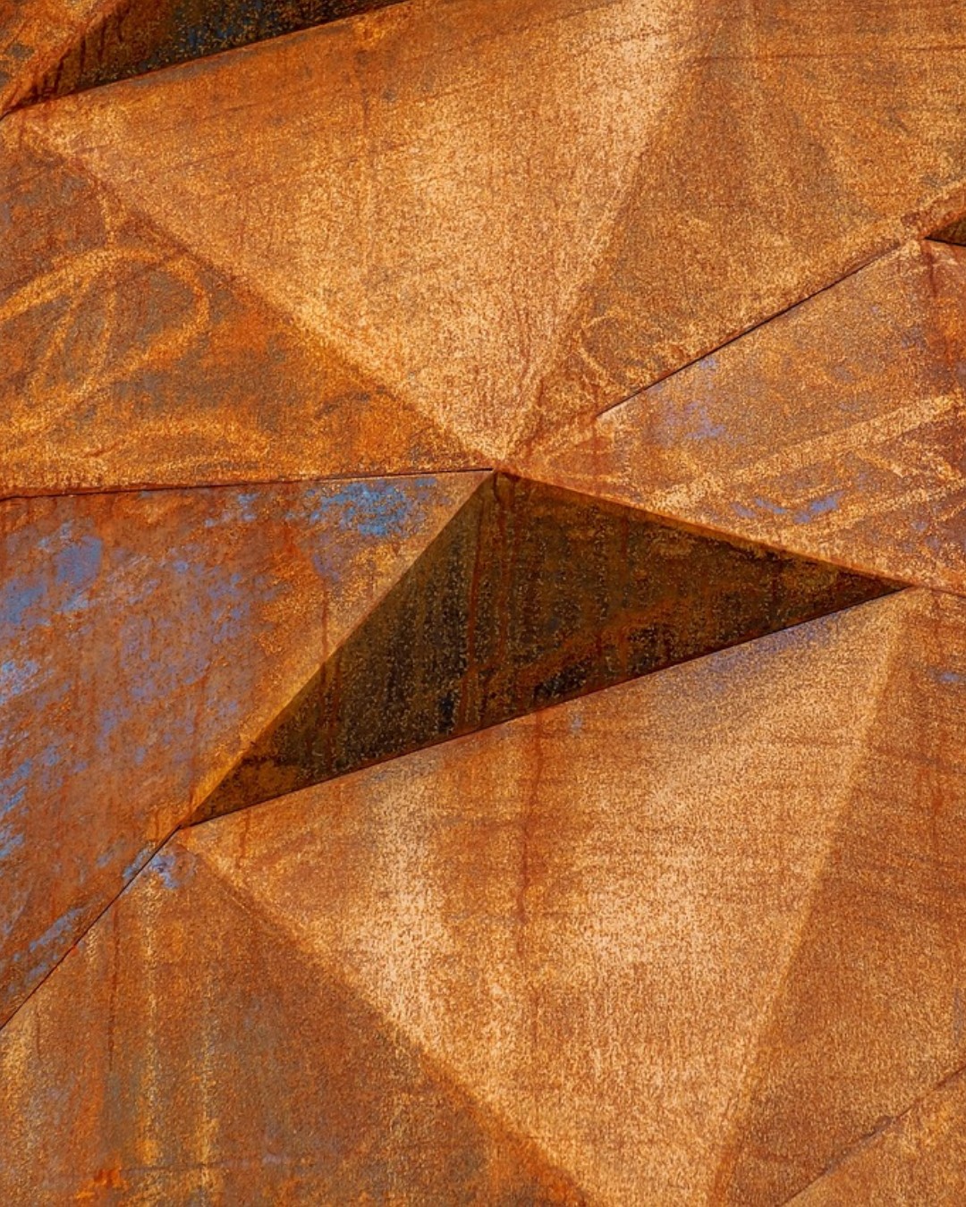 Researchers at the @uofmichigan have introduced a new method to create vibrant structural colour coatings from unprocessed natural minerals. Their approach reduces material costs and makes the technology far more accessible for designers and manufacturers. The study, published in Optics and Photonics Research, offers fresh possibilities for architects, product designers, automotive designers and packaging professionals who work with durable and sustainable surface finishes.

Read more at MaterialDistrict.com

#MaterialInspiration #Materials #Minerals #Metal #StructuralColour #MaterialInnovation #SustainableDesign #MineralMaterials #ColourTechnology  #SurfaceDesign #MaterialScience #DesignInspiration