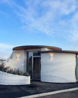 Milan Bergamo Airport has introduced Ol Casél, Italy’s first 3D printed building for airport services. The project sits within the airport’s Logistics Park and shows how digital fabrication can support faster and more sustainable construction.

The building functions as a service module and relaxation space for customs personnel. It includes restrooms and essential facilities. Despite strict airport regulations, the project meets high safety and performance standards. As a result, it proves that 3D printing can work in complex architectural environments.

Read more at MaterialDistrict.com

@milanbergamoairport @3dwasp

#MaterialInspiration #Materials #3DPrinting #Architecture #SustainableConstruction #DigitalFabrication #BiobasedMaterials #CircularDesign #LowCarbon #MaterialInnovation #ConstructionTech #WASP