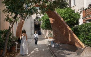 A self-supporting brick arch