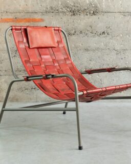 Durable red recycled fire hose material for strong woven or wall applications. Discarded firehose by @eversomdesign / More at MaterialDistrict.com
#MaterialoftheDay #Materials #RecycledMaterials #InteriorDesign #ProductDesign