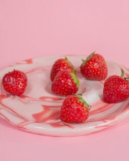 Design studio @hakdesignstudio has developed UMA, a tableware collection aimed at improving taste perception for people with reduced sensory ability. The project addresses the needs of older adults, individuals with a decreased appetite, and those who have lost their sense of taste, for example after a COVID-19 infection. UMA explores how material qualities and sensory design can influence the experience of eating.

Read more at MaterialDistrict.com

#MaterialInspiration #Materials #Ceramics #Tableware #SensoryDesign #MaterialInnovation #TablewareDesign #InclusiveDesign #Porcelain #Gastrophysics #DesignForWellbeing #hakstudio #UMA #ProductDesign #Materiality