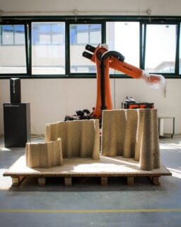 Mexican design practice @manufacturamx has developed CORNCRETL, a bio-based construction material made from corn residues, recycled nejayote and lime-based aggregates. The team designed the material for robotic 3D printing and low-carbon building applications.
The construction sector remains one of the largest sources of CO₂ emissions, mainly due to the use of Portland cement. CORNCRETL offers a lower-impact alternative. Compared to conventional concrete, it can reduce carbon emissions by up to 70 per cent. At the same time, it introduces circular economy principles by transforming agricultural waste into a valuable building material.
Read more at MaterialDistrict.com
#MaterialInspiration #Materials #CORNCRETL #BioBasedMaterials #CircularConstruction #3DPrintedArchitecture #LimeBased #CornWaste #SustainableBuilding #MaterialInnovation