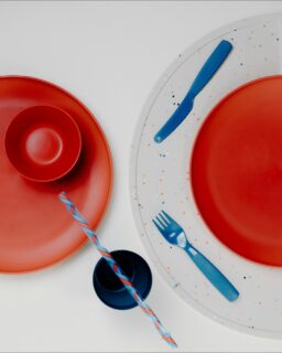 Biodegradable and biobased plastics are often promoted as sustainable choices for the built environment, interiors, products and packaging. Yet new research from @radboud_uni shows that these materials are not always as green as they seem. PhD researcher Sara Gonella studies what it takes to build a truly sustainable plastics industry. Her work offers valuable insight for architects, interior and product designers, packaging specialists and automotive designers who face important decisions about material use.

Read more at MaterialDistrict.com

#MaterialInspiration #Materials #SustainableMaterials #CircularDesign #BiobasedPlastics #MaterialInnovation #EcoDesign #PlasticAlternatives #DesignForRecycling #ResponsibleSourcing #MaterialDistrict