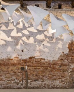 ‘Flight Into Shadow’ is a research-based installation that studies how light and shadow influence thermal comfort and spatial perception in heat-stressed urban environments. @th_deggendorf developed the project together with @hft_stuttgart and @unistuttgart
 (IBK2). The installation was presented during the Venice Architecture Biennale 2025 as part of the Keep Cool! – Workshop for Cool Cities programme.

The project creates a controlled indoor environment in which solar conditions are simulated. As a result, the researchers can study light intensity, shading and material behaviour without depending on outdoor weather. This setup allows for a clear analysis of how spatial design can influence comfort in warm conditions.

Read more at MaterialDistrict.com

#MaterialInspiration #Materials #ClimateAdaptiveDesign #LightingDesign #Mycelium #BiobasedMaterials #SustainableArchitecture #MaterialInnovation #CircularDesign