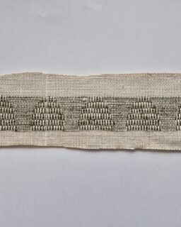 This paper is handcrafted with grass from various places. Woven grass paper by @julie.heij.makes / More at MaterialDistrict.com

#MaterialoftheDay #Materials #Paper #Grass #BiobasedMaterials #GraphicDesign #ProductDesign