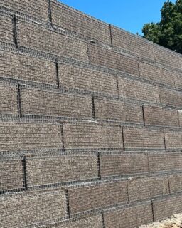 A new infrastructure project in Nijmegen, the Netherlands, shows how material innovation can reshape urban environments. Dutch construction company @Heijmansnl has introduced the DuBLOK Ecowall, the Netherlands’ first modular and nearly fully circular noise barrier. The design combines acoustic performance with environmental and spatial benefits.

Read more at MaterialDistrict.com

#MaterialInspiration #Materials #CircularDesign #NoiseBarrier #SustainableMaterials #UrbanDesign #ModularConstruction #RecycledMaterials #Biodiversity #LandscapeArchitecture