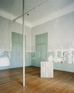 At the 2025 Lisbon Architecture Triennale, @besleyspresser present 09.ED.15 Redux, an installation that explores a radical transformation: converting asbestos—once a ubiquitous but deadly construction material—into harmless, carbon-negative mineral products with new architectural potential. The project responds directly to the Triennale’s theme, How Heavy Is a City, by confronting the environmental legacy of asbestos that continues to shape both urban and suburban landscapes.

Read more at MaterialDistrict.com

#MaterialInspiration #Materials #MaterialInnovation #CircularDesign #SustainableArchitecture #LowCarbonMaterials #WasteToResource #FutureMaterials #DesignForCircularity