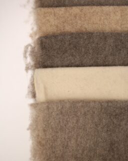 A greasy material made from the natural combination of wool fibres and wool fat. FatPad by @fabienne_rko / More at MaterialDistrict.com

#MaterialoftheDay #Materials #Wool #BiobasedMaterials #NatrualMaterals #FashionDesign #ProductDesign