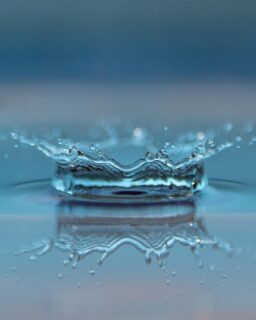 Researchers at Kiel University have taken an important step towards the commercial production of an advanced porous material capable of harvesting drinking water from the atmosphere while also significantly improving the efficiency of cooling systems.
Developed by the Institute of Inorganic Chemistry, the material belongs to the family of Metal-Organic Frameworks (MOFs), highly porous crystalline materials that can adsorb and release large quantities of water vapour in short cycles. The research addresses growing concerns over water scarcity and rising temperatures, particularly in arid regions such as the Mediterranean, while also offering opportunities to reduce the energy demand of cooling technologies.
Read more at MaterialDistrict.com
#MaterialInspiration #Materials #AtmosphericWaterHarvesting #MaterialInnovation #SustainableMaterials #EnergyEfficientCooling #MaterialsScience #ClimateAdaptation