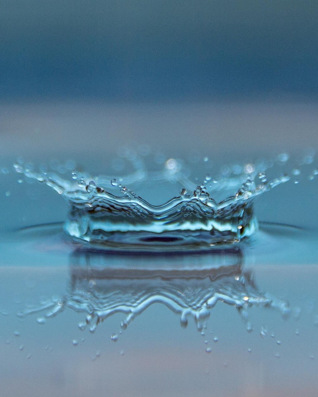 Researchers at Kiel University have taken an important step towards the commercial production of an advanced porous material capable of harvesting drinking water from the atmosphere while also significantly improving the efficiency of cooling systems.
Developed by the Institute of Inorganic Chemistry, the material belongs to the family of Metal-Organic Frameworks (MOFs), highly porous crystalline materials that can adsorb and release large quantities of water vapour in short cycles. The research addresses growing concerns over water scarcity and rising temperatures, particularly in arid regions such as the Mediterranean, while also offering opportunities to reduce the energy demand of cooling technologies.
Read more at MaterialDistrict.com
#MaterialInspiration #Materials #AtmosphericWaterHarvesting #MaterialInnovation #SustainableMaterials #EnergyEfficientCooling #MaterialsScience #ClimateAdaptation