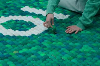 Each square meter repurposes approximately 283 recycled tennis balls, significantly reducing waste and lowering CO2 emissions. Soundbounce by @mwo_design / More at MaterialDistrict.com

#MaterialoftheDay #Materials #AcousticMaterials #Acoustics #InteriorDesign #FurnitureDesign