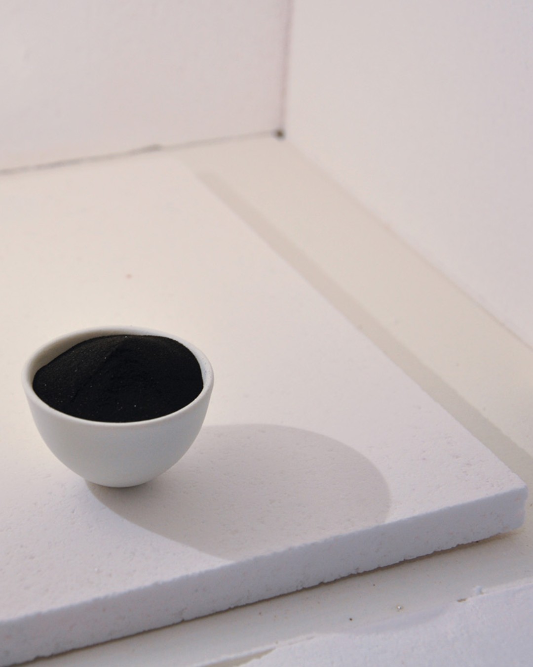 The transition to renewable energy is driving strong demand for safe, affordable and scalable energy storage. Today’s battery technologies rely heavily on lithium-ion systems, which depend on scarce and often imported raw materials. This raises concerns around cost, supply security and environmental impact. Researchers at @fraunhofergesellschaft IKTS in Germany are developing an alternative: sodium-ion batteries made partly from lignin, a biobased by-product of the wood industry.

Lignin is a natural polymer that gives wood its rigidity. In the paper and pulp industry, it is usually treated as waste and burned for energy. The ThüNaBsE project (Thuringia Sodium-Ion Battery for Scalable Energy Storage) aims to use this material in a more valuable way. The project brings together Fraunhofer IKTS, Friedrich Schiller University Jena and several industrial partners, supported by regional and European funding.

Read more at MaterialDistrict.com

#MaterialInspiration #Materials #SodiumIonBatteries #Lignin #BiobasedMaterials #CircularDesign #MaterialInnovation #SustainableEnergy #BioBasedDesign #FutureMaterials #EnergyStorage #WoodByProducts