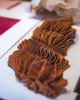 This project explores the adaptability of traditional Indian dye plants in the Cognac region of France to examine their climate resilience and ecological benefits. Traditional Indian natural dyes by @parmeetkaurtesson / More at MaterialDistrict.com

#MaterialoftheDay #Materials #Dyes #Textile #FashionDesign #NaturalDye #BiobasedMaterials