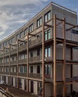 A new residential project in Almere shows how engineered timber and modular construction can speed up housing delivery while lowering environmental impact. The five-storey development, called Xylino, provides 103 homes using a modular building system made entirely from laminated veneer lumber (LVL) load-bearing structures.

Housing corporation @de.alliantie.nl and constructor @koopmansbouwgroep developed the project to address several challenges in the construction sector. These include labour shortages, long construction timelines and the urgent need to reduce carbon emissions. The project uses Kerto LVL, a high-performance engineered wood product from @metsawood_global.

Read more at MaterialDistrict.com

@gewoonhoutbv

#MaterialInspiration #Materials #LVL #MassTimber #TimberConstruction #ModularArchitecture #ModularConstruction #EngineeredWood #SustainableArchitecture #CircularConstruction #BiobasedMaterials #LowCarbonBuilding #TimberInnovation #SustainableBuilding #PrefabConstruction #WoodArchitecture #MaterialInnovation
