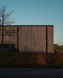 The collection combines thermally modified timber with protective surface treatments to enhance durability and weather resistance while maintaining the natural appearance of wood. Fassade by Woodstoxx @belgiqa / More at MaterialDistrict.com

#MaterialoftheDay #Materials #Wood #Facades #ThermallyModifiedTimber #Timber