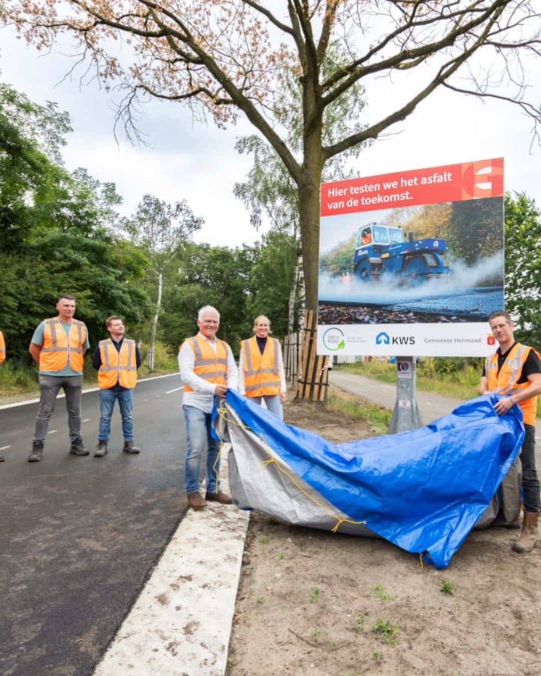 The municipality of Helmond has started the Netherlands’ first municipal trial of biobased asphalt. The new road surface replaces part of the fossil-based bitumen binder with a biobased alternative. Manufacturers produce this binder from residual streams from forestry, the paper industry and agriculture. As a result, the asphalt reduces CO₂ emissions and lowers the use of non-renewable raw materials.
The trial forms part of CIRCUROAD, a collaboration between public authorities, companies and research organisations hosted by Rijkswaterstaat. Contractors installed the test section on Heikantseweg using AC 11 surf asphalt with 30% reclaimed asphalt granulate. The combination of recycled aggregate and a biobased binder makes the pavement more resource-efficient.
Read more at MaterialDistrict.com
#MaterialInspiration #Materials #BiobasedAsphalt #RoadInfrastructure #CircularConstruction #SustainableMaterials #BioBased #RecycledMaterials #CivilEngineering #RoadConstruction #MaterialInnovation #CircularEconomy