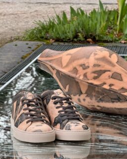 Munich-based footwear brand @nat2footwear has collaborated with designer @talialuvaton to develop a series of handmade sneakers featuring an experimental material technique known as Rusted Leather. The project explores new aesthetic and material possibilities within vegetable-tanned leather through natural oxidation and botanical imprinting.

Designed by nat-2 founder Sebastian Thies, the sneakers are produced on request in Italy using responsible manufacturing processes. The collaboration highlights how material experimentation can create distinctive surface qualities while maintaining craftsmanship and local production values.

Read more at MaterialDistrict.com

#MaterialInspiration #Materials #Leather #RustedLeather #MaterialInnovation #SustainableFashion #LeatherInnovation #NaturalDyeing #MaterialDesign #FootwearDesign #BioInspiredDesign #OxidationArt #ExperimentalMaterials