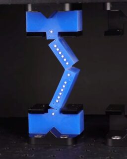 Researchers at AMOLF in Amsterdam, together with Leiden University, have developed a new way to control how materials deform under pressure. By adding precise cuts to beams, they change how these structures behave when compressed. This turns a traditional mechanical limitation into a design opportunity.

Normally, slender elements such as beams or columns bend in one of two directions when compressed. This principle dates back to Leonhard Euler in the 18th century. The new research shows that simple cuts can expand this behaviour. Instead of two outcomes, the structure can move into multiple stable states.

Read more at MaterialDistrict.com

#MaterialInspiration #Materials #MaterialInnovation #Metamaterials #SmartMaterials #ProgrammableMaterials #SustainableDesign #AdaptiveArchitecture #ProductDesign #MaterialResearch