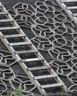 Across Europe, erosion control on embankments still relies heavily on fossil-based materials such as plastic geogrids, geotextiles and concrete tiles. However, these solutions leave long-term waste in the soil. They also have a high carbon footprint and offer little support for biodiversity.
In response, Dutch design studio @Omlabnl developed the Biotaludtegel, a biobased slope tile. This innovation provides a circular alternative that combines structural performance with ecological value. As a result, it is highly relevant for landscape architects and infrastructure designers working on climate-adaptive projects.
Read more at MaterialDistrict.com
#MaterialInspiration #Materials #BiobasedMaterials #ErosionControl #CircularDesign #LandscapeArchitecture #NaturePositive #ClimateAdaptation #SustainableInfrastructure #MaterialInnovation