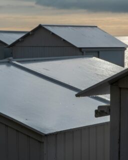 New research from @KULeuven shows how material choices can help cities cope with extreme heat. The study highlights “cool roofs” as an effective solution. These roofs reflect solar radiation instead of absorbing it, which lowers temperatures in urban areas and improves public health.

Read more at MaterialDistrict.com

#MaterialInspiration #Materials #Coatings #CoolRoofs #SustainableMaterials #UrbanHeat #ClimateResponsiveDesign #GreenArchitecture #UrbanCooling