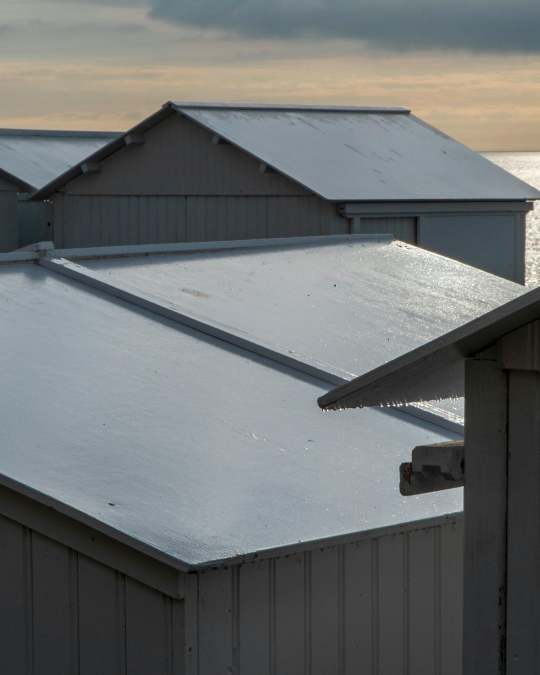 New research from @KULeuven shows how material choices can help cities cope with extreme heat. The study highlights “cool roofs” as an effective solution. These roofs reflect solar radiation instead of absorbing it, which lowers temperatures in urban areas and improves public health.

Read more at MaterialDistrict.com

#MaterialInspiration #Materials #Coatings #CoolRoofs #SustainableMaterials #UrbanHeat #ClimateResponsiveDesign #GreenArchitecture #UrbanCooling