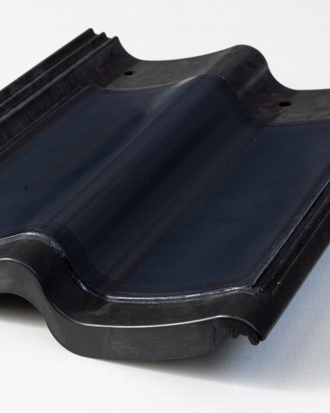 .@TNO.innovation has introduced what it describes as the world’s first electrically functioning solar roof tile based on flexible perovskite solar cells. The development offers new opportunities for architects and building designers to integrate renewable energy directly into buildings without compromising aesthetics.
Read more at MaterialDistrict.com
#MaterialInspiration #Materials #Roofs #Perovskite #SolarRoofTile #BuildingIntegratedPV #SustainableArchitecture #MaterialInnovation #EnergyTransition #SolarDesign #CircularConstruction