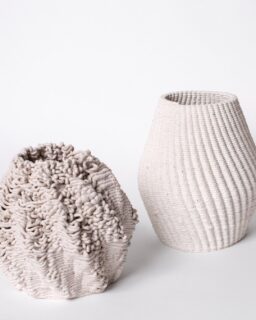 A series of 3D printed lamps, parametrically designed, made from recycled ceramics. Reprint Ceramics by @fabriquepublique / More at MaterialDistrict.com
#MaterialoftheDay #Materials #Ceramics #3DPrinting #AdditiveManufacturing #ProductDesign #InteriorDesign #Lighting #Lamps