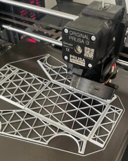 Researchers at the U.S. Department of Energy’s Oak Ridge National Laboratory (ORNL) have developed a new hybrid 3D-printing process that combines origami-inspired design with advanced composite materials. The mould-free method transforms flat printed components into three-dimensional structures. As a result, manufacturers can produce lightweight parts faster, more flexibly and at a lower cost.
The technology combines flexible and rigid materials within a single component. This approach enables complex geometries that traditional mould-based production cannot easily achieve.
Read more at MaterialDistrict.com
#MaterialInspiration #Materials #OrigamiDesign #3DPrinting #AdditiveManufacturing #CompositeMaterials #HybridComposites #AdvancedManufacturing #MaterialInnovation #LightweightDesign #ProductDesign #Architecture #CarbonFibre #DesignInnovation #MaterialDistrict