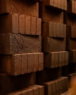 By using waste as a resource, this brick actively contributes to reducing the demand for primary raw materials. WasteBasedBricks by DC Bricks / More at MaterialDistrict.com
#MaterialoftheDay #Materials #Bricks #RecycledMaterials #Ceramics #Architecture