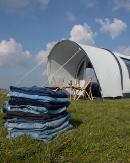 Dutch tent manufacturer @karstententen introduces the Blueline collection, a range of tents made entirely from recycled materials. At the core of the design is TenCate BlueCAMP cotton. This material combines virgin cotton with fibres from recycled denim.
Every year, around 640 million pairs of jeans are discarded in Europe. Karsten collects part of this waste stream and processes it into new yarn. The company unravels the denim, respins the fibres and transforms them into tent fabric. As a result, the material has a natural blue colour. This means no additional dyeing is required. Consequently, the production process uses fewer chemicals and resources.
Read more at MaterialDistrict.com
#MaterialInspiration #Materials #RecycledMaterials #CircularDesign #SustainableDesign #TextileInnovation #BiobasedMaterials #ProductDesign #MaterialInnovation #Circularity #DesignInnovation #Recycling #DenimRecycling #EcoDesign