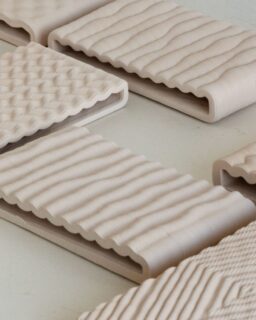 Eggshell-derived calcium carbonate serves as a low-carbon alternative to mined limestone in ceramic production and as a biobased filler and biodegradability enhancer in bioplastics. Eggshell-based ceramics and bioplastics by @eggxpert.nl / More at MaterialDistrict.com

#MaterialoftheDay #Materials #Eggshells #Ceramics #Bioplastic #BiobasedMaterials #InteriorDesign #ProductDesign