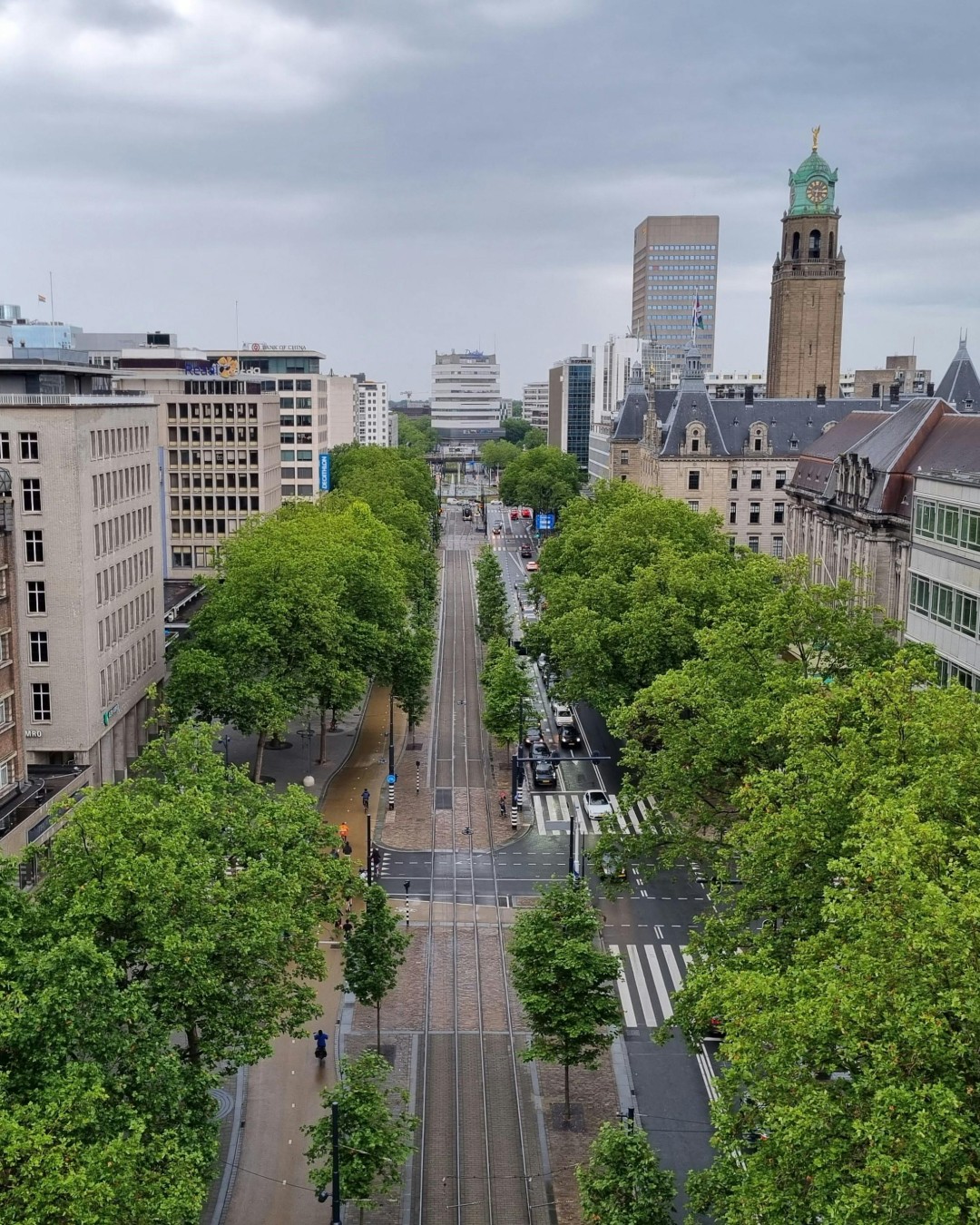 A recent international study led by @MIT highlights a growing challenge for cities worldwide: unequal access to urban shade. While trees are widely recognised as a simple and effective way to reduce heat in cities, their distribution is far from equitable. The findings reveal important implications for architects, landscape architects and urban designers working on climate-adaptive environments.

Read more at MaterialDistrict.com

#MaterialInspiration #Materials #UrbanDesign #LandscapeArchitecture #ClimateAdaptation #UrbanHeatIsland #TreeCanopy #SustainableCities #ClimateResponsiveDesign #PublicSpace #GreenInfrastructure #DesignForEquity