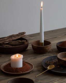 A biocomposite made from tree bark and a mix of organic binders, designed to bring the essence of the forest into everyday objects. GIRIA Tree bark biocomposite by 
@evelina.kudabaite / More at MaterialDistrict.com

#MaterialoftheDay #Materials #BiobasedMaterials #InteriorDesign #ProductDesign